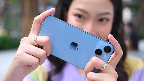 Với điều kiện ánh sách mặt trời, phiên bản màu Xanh Dương trên iPhone 14 sáng và bóng hơn